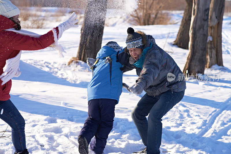 一家人在户外玩雪