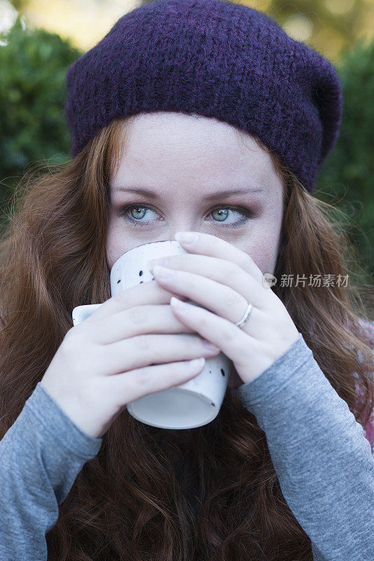 可爱的红发女人在喝茶