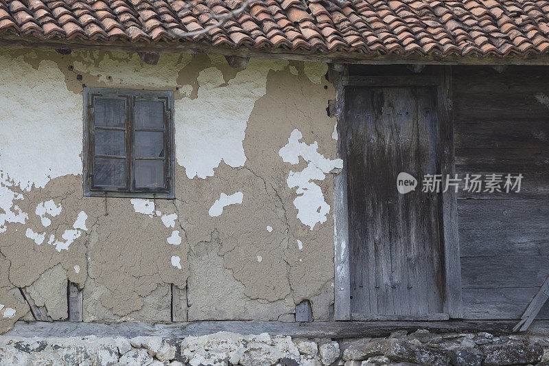 门和窗户上的老农村房屋从20世纪初