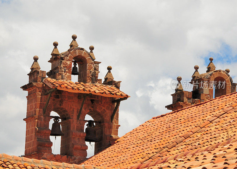 秘鲁库斯科，带有钟楼的红瓦屋顶