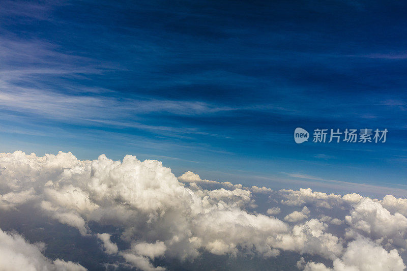 在巴拿马上空，一幅从飞机窗口拍摄的云图。