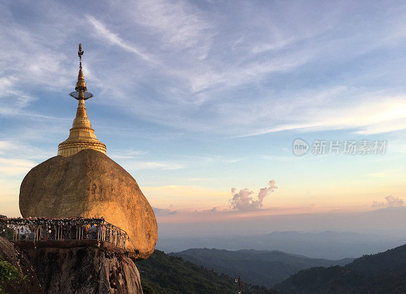 夕阳中的缅甸金岩塔