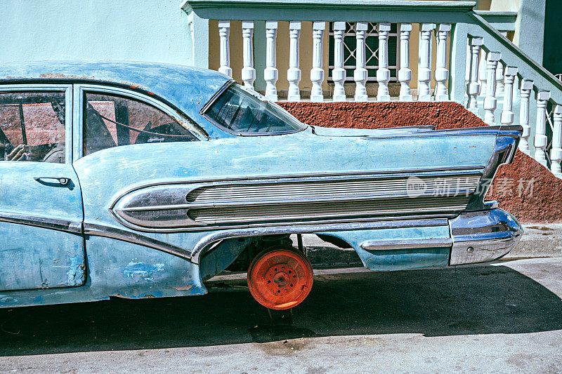 古巴街头一辆破旧的老爷车