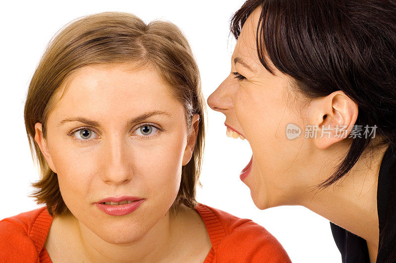一个女人对着朋友的耳朵大喊大叫