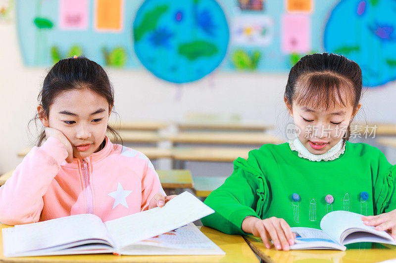 亚洲小学生在教室里读书