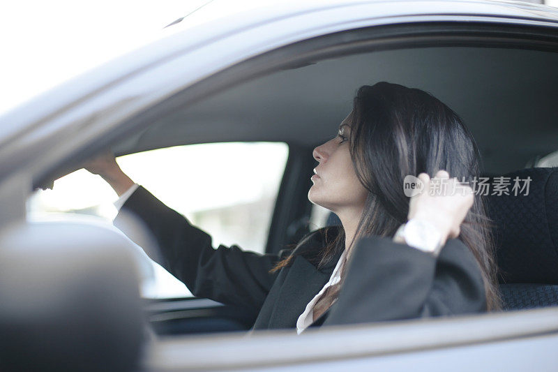 年轻女人开车