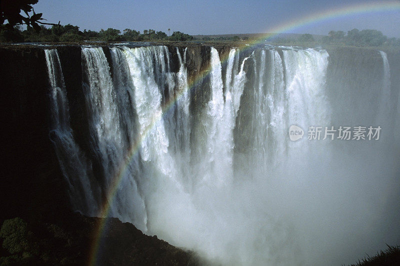 津巴布韦维多利亚瀑布上空的彩虹