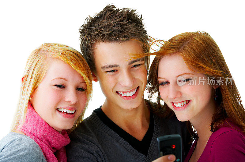三个年轻人在看手机的特写