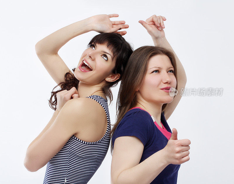 两个女性朋友唱歌跳舞