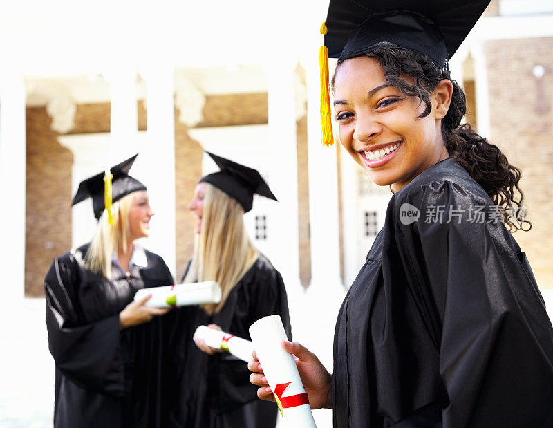 持有毕业证书的女孩