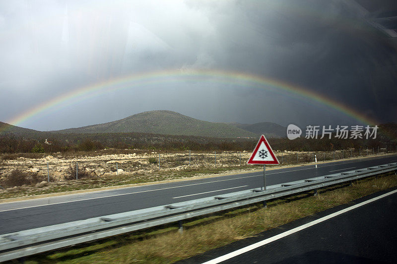 暴雨过后，公路上出现了彩虹