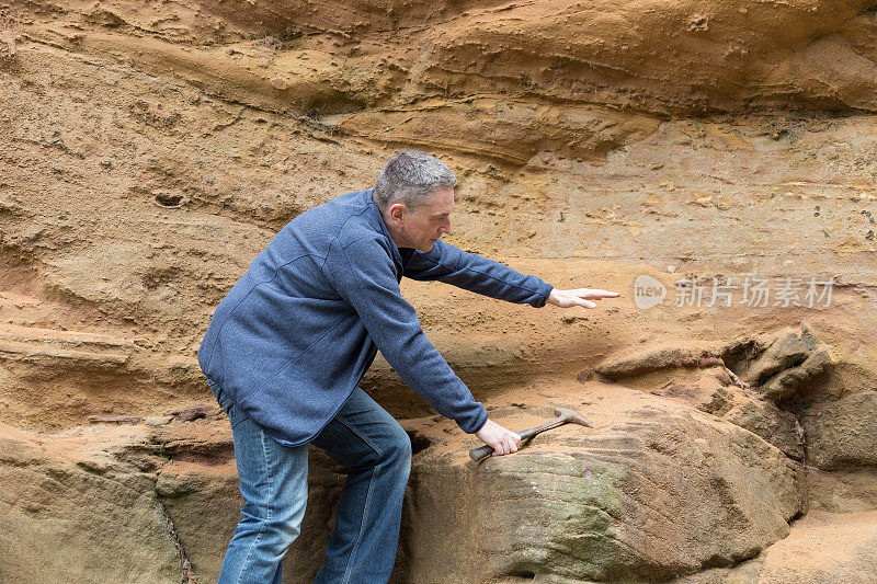 男性地质学家正在研究砂岩