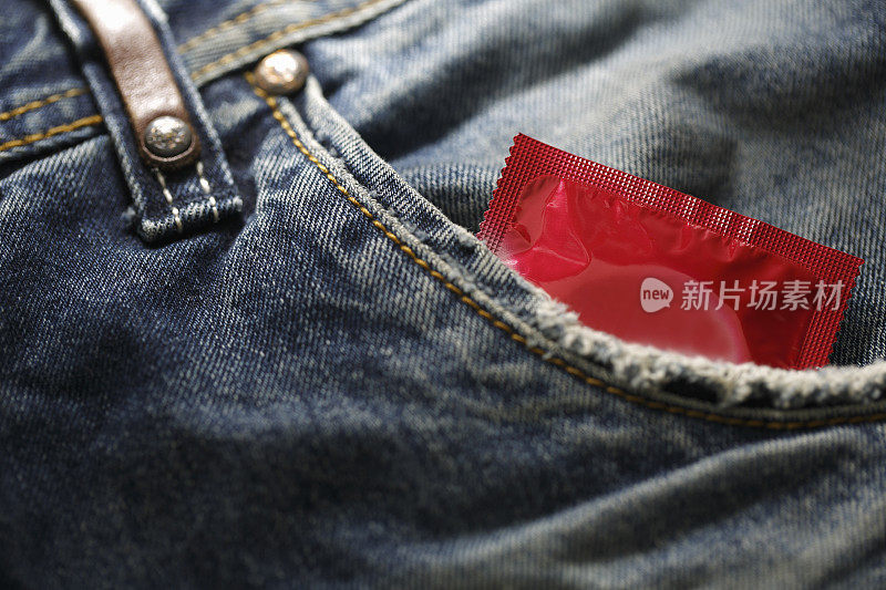 牛仔裤口袋里的避孕套