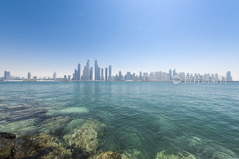迪拜天际线，有大海和码头