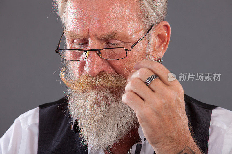 一个留着长长的白胡子的男人的肖像