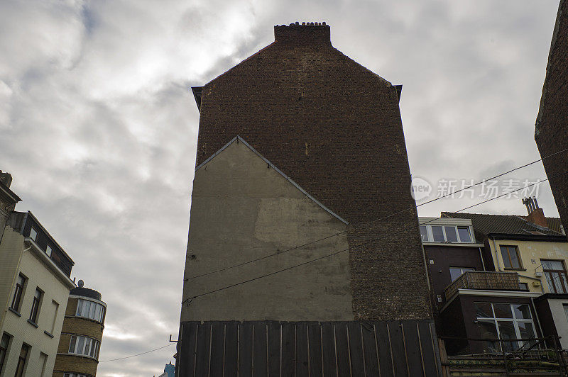 在比利时布鲁塞尔的旧公寓与房屋形状的正面