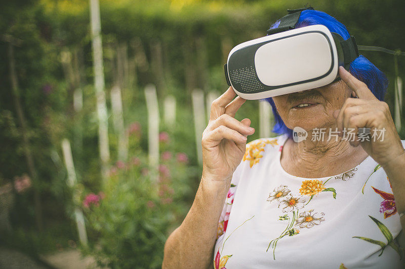 戴着虚拟现实眼镜的老年妇女