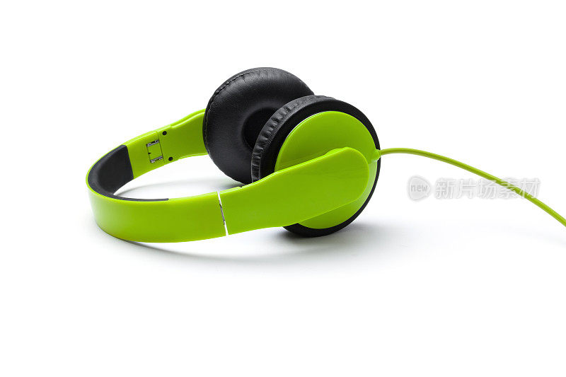 现代绿色耳机上的白色背景近距离