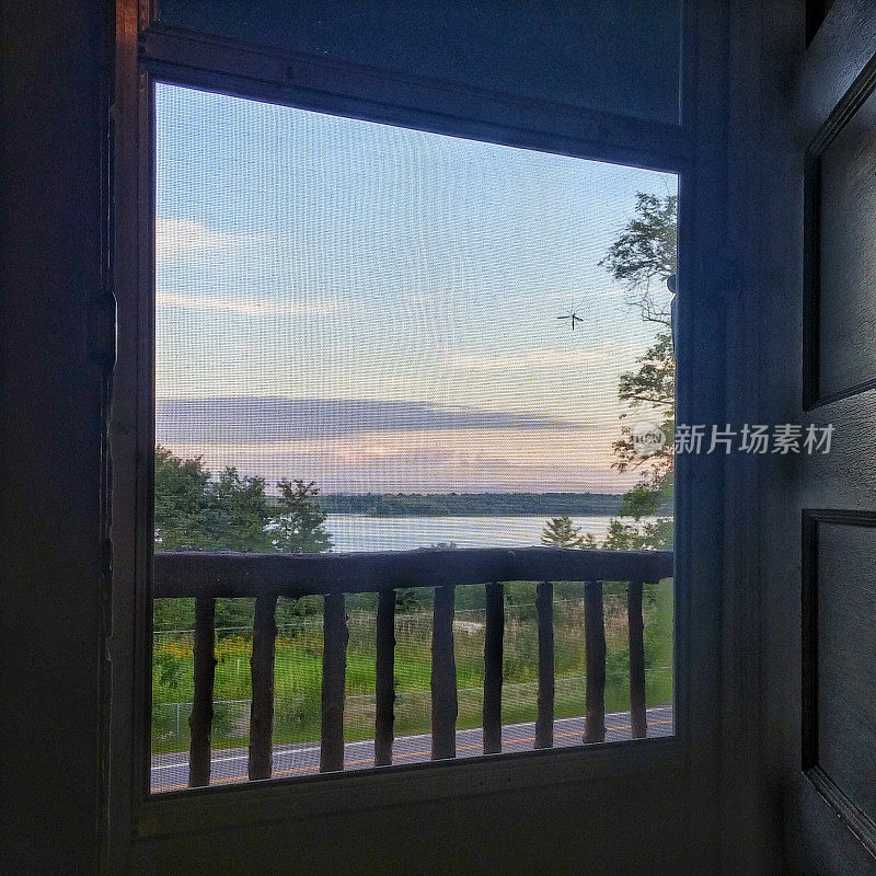 湖尚普兰阿迪朗达克乡村门廊栏杆屏风门打开的观点