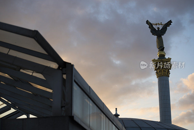 乌克兰基辅独立纪念碑上的日落