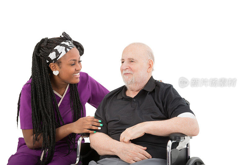 一个坐轮椅的老人和护工