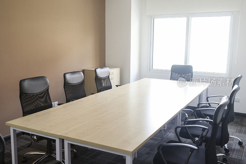 办公室里空无一人的会议室。