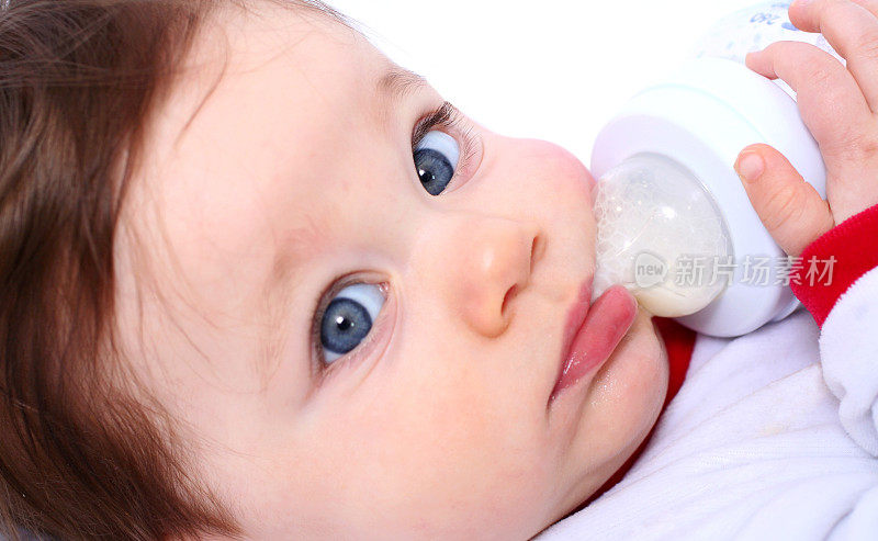 特写婴儿与奶瓶