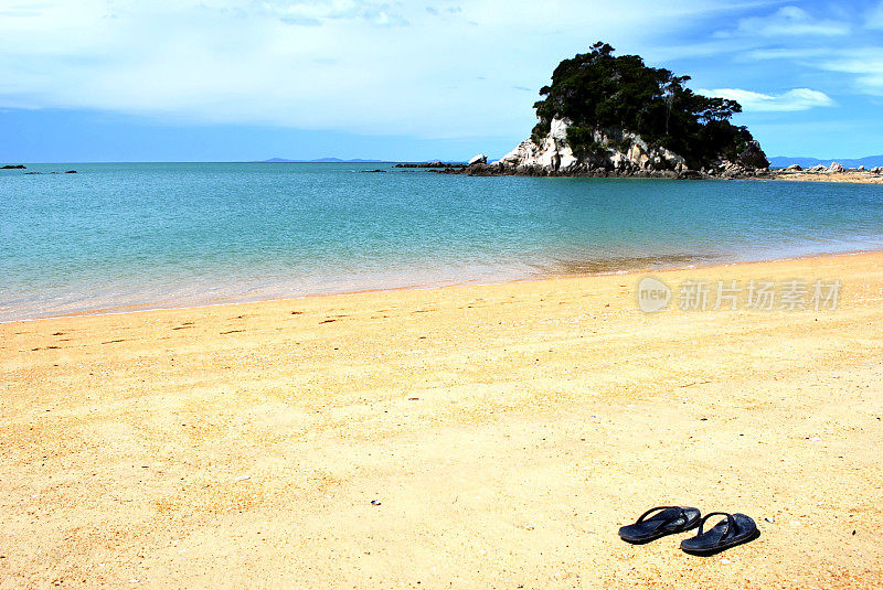 夏天，海滩上的詹德尔