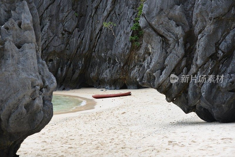 在异国情调的海滩上划着独木舟