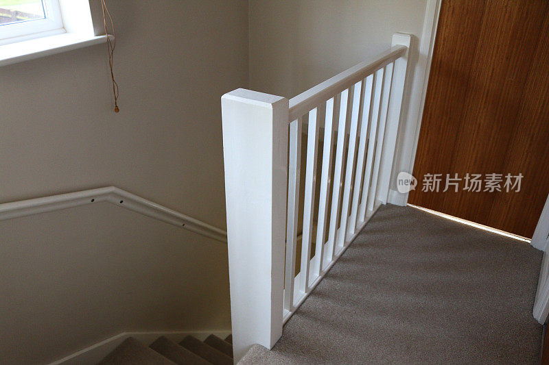 形象的家居室内平台，楼梯，门，白色，木制栏杆