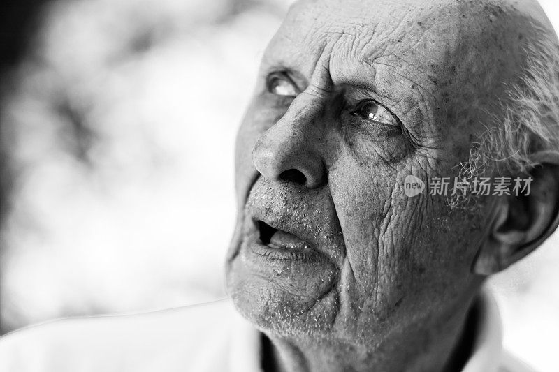 困惑和担心，患有阿尔茨海默病的90岁老人