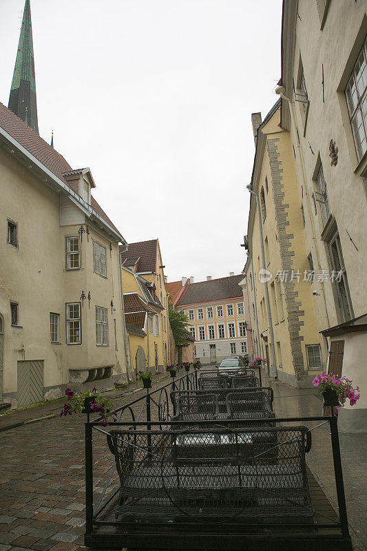 爱沙尼亚塔林旧城的老建筑在下雨的时候