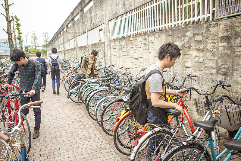 年轻的日本学生在日本京都停放自行车