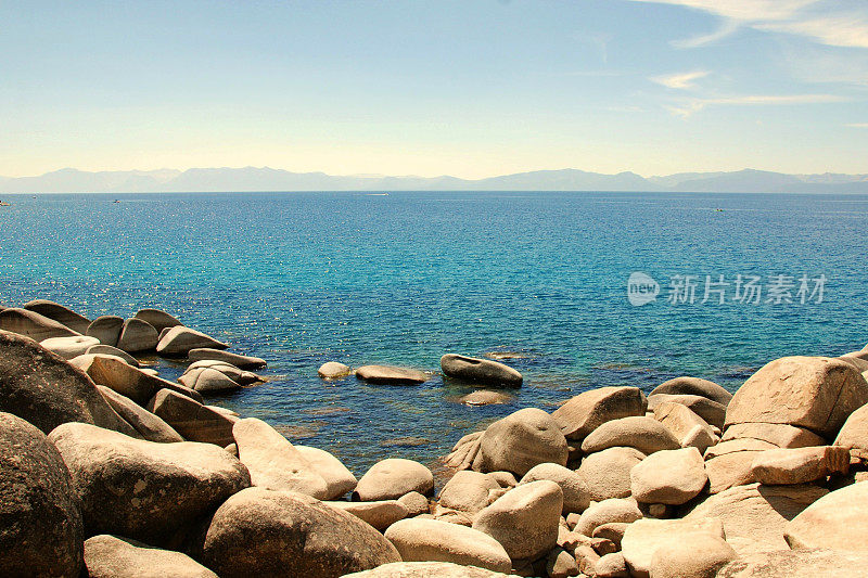 太浩湖的岩石海岸线