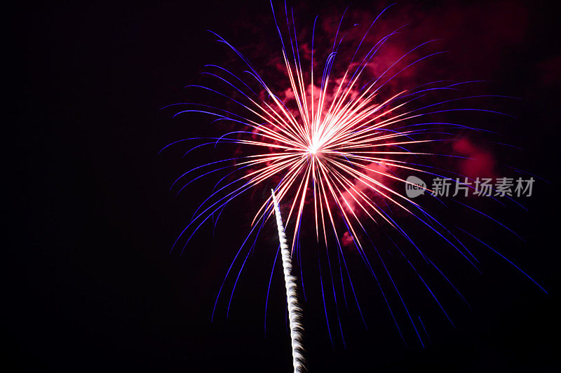 五颜六色的烟花在黑暗的天空中爆炸