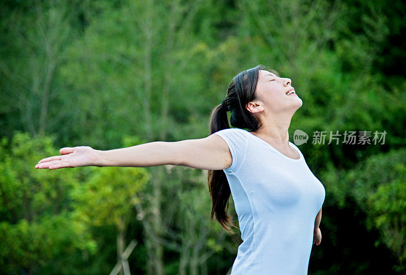 美丽的亚洲女人享受新鲜空气