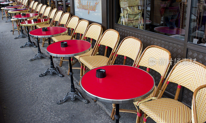 巴黎餐厅露台上的一排空桌子