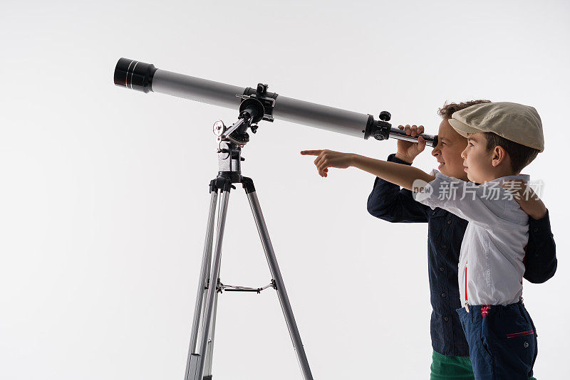 两个男孩拿着天文望远镜