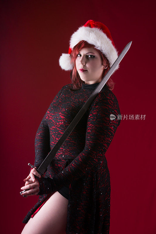 女人戴着圣诞老人的帽子，拿着红色的剑。