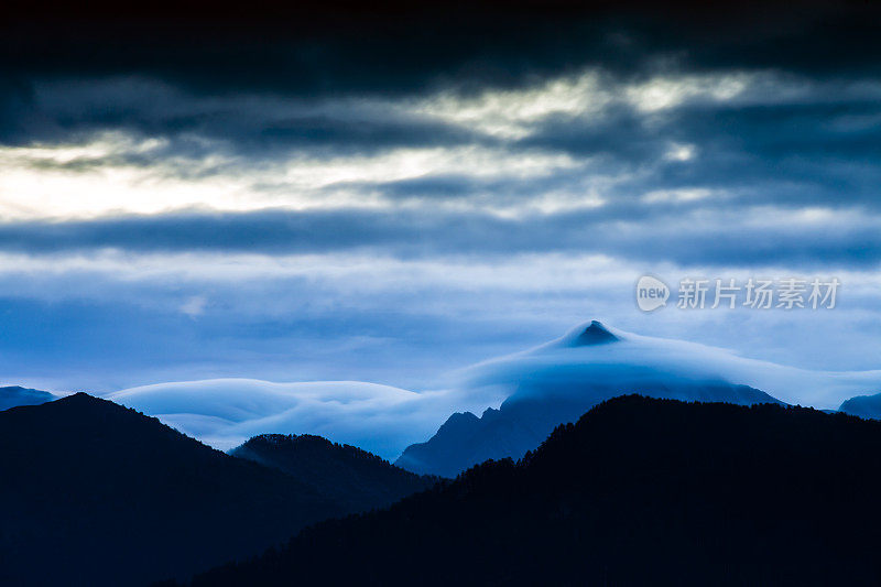 雾山。