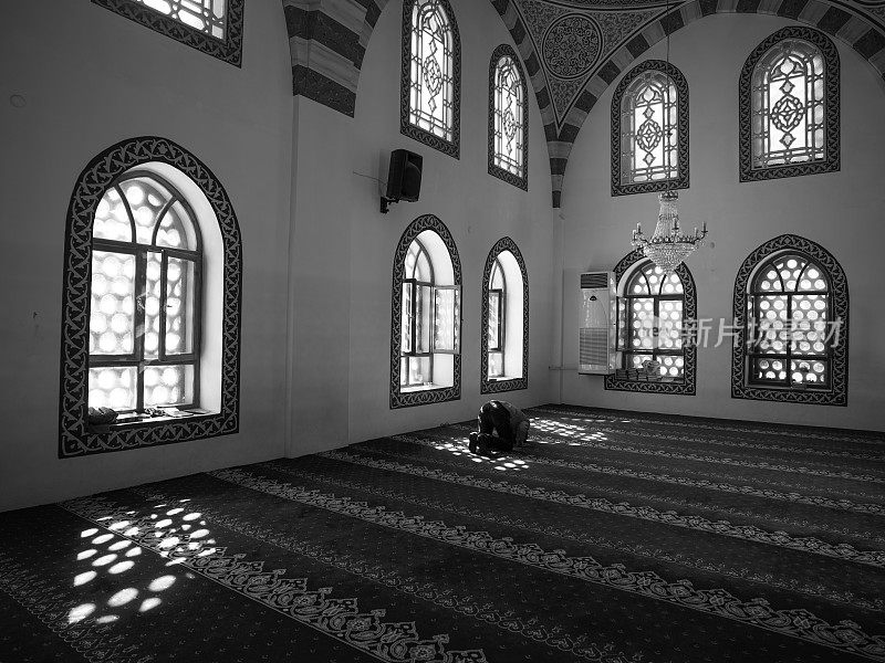 穆斯林男子在清真寺祈祷