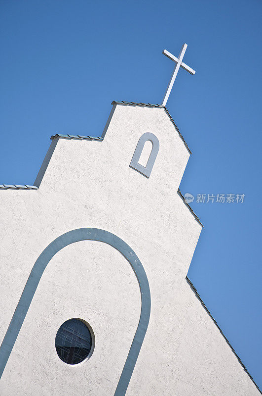 蓝色天空映衬下的传教式教堂尖塔