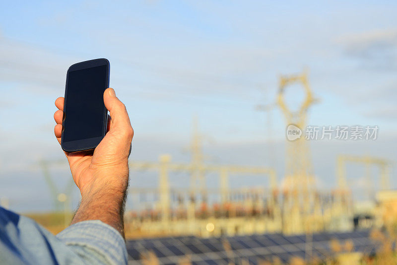 工程师手拍摄太阳能电池板W智能手机