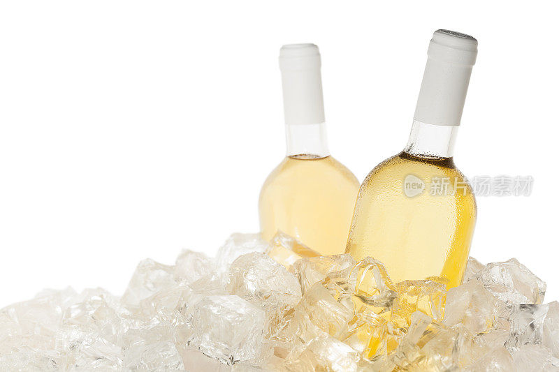 两瓶冰过的白葡萄酒