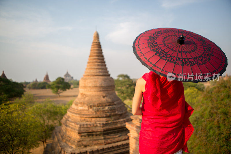小和尚带伞俯瞰蒲甘寺，缅甸。