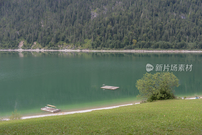 Sylvenstein湖前面有草地