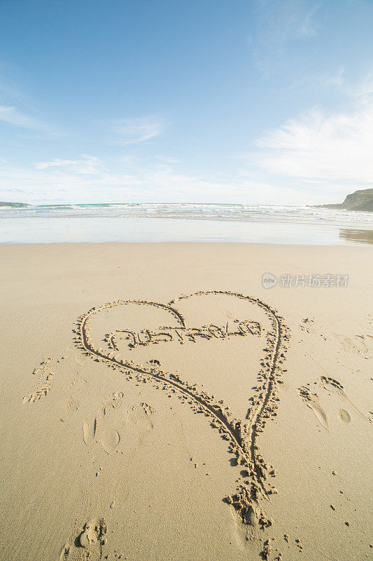 心形画在沙滩上-澳大利亚