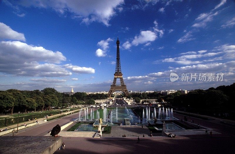 法国巴黎蓝天下的埃菲尔铁塔
