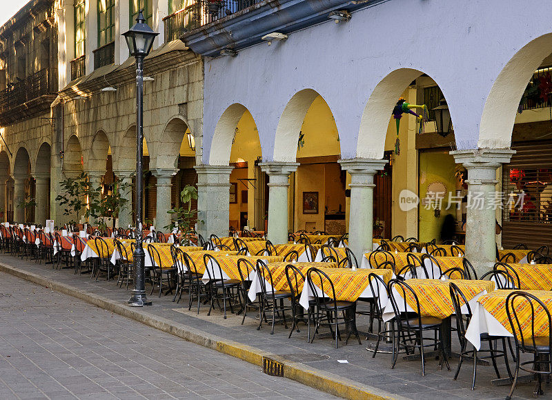 墨西哥瓦哈卡:Zocalo旁边的户外咖啡桌