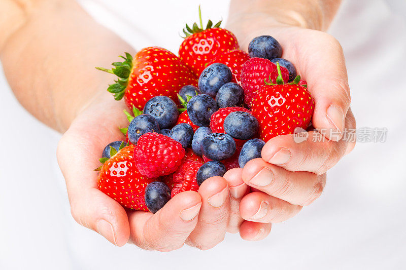 一把草莓，蓝莓和覆盆子